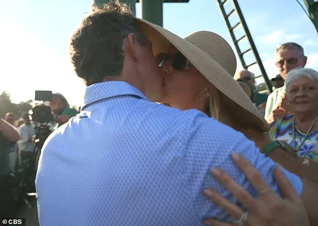 Momento emotivo, el ganador del Masters, Rory McIlroy, se reúne con su esposa Erica y su hija Poppy después de conseguir un histórico segundo título de la Chaqueta Verde.