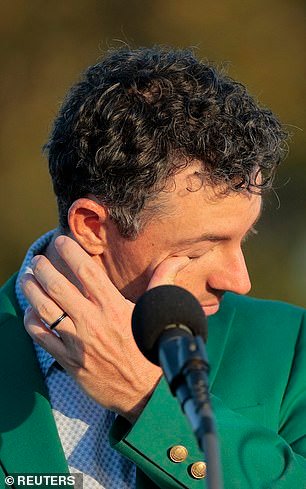 Rory McIlroy lucha por contener las lágrimas después de obtener una emotiva victoria en el Masters frente a sus padres en Augusta.