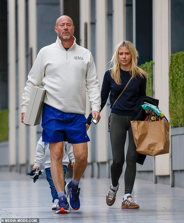 Luke Sayers y su nuevo amor salen a la luz después de que la batalla legal por el escándalo de la ‘foto sexual’ del exjefe de Carlton con su esposa toma otro giro.