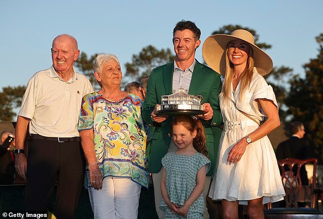 El drama fuera de campo que llevó a los padres de Rory McIlroy a casi perder su histórica victoria en el Masters: una crisis secreta, agitación interna y la historia de su amuleto de la suerte