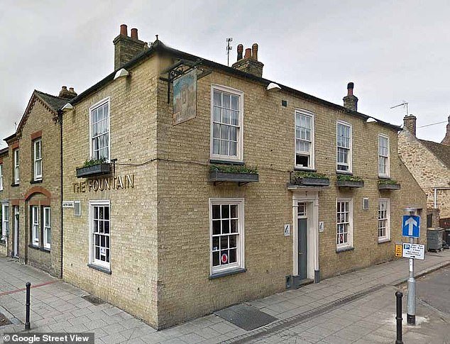 Lucha para salvar un pub catalogado de 200 años de antigüedad de ser convertido en una sala de profesores que cuesta £32.000 al año