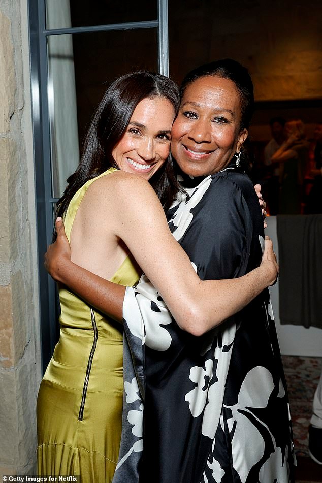 La vergonzosa velada de Meghan en una fiesta de Netflix: desde una muestra ‘exagerada’ de amistad con la esposa del jefe hasta un choque de código de vestimenta con la estrella del evento, Carey Mulligan