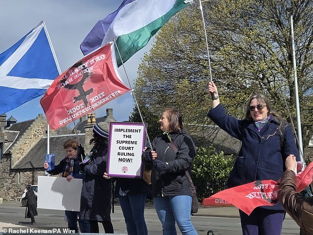 Activistas han advertido a Keir Starmer que los derechos de las mujeres TODAVÍA no están protegidos por el NHS y los ayuntamientos a medida que se acerca el primer aniversario del histórico fallo de la Corte Suprema.