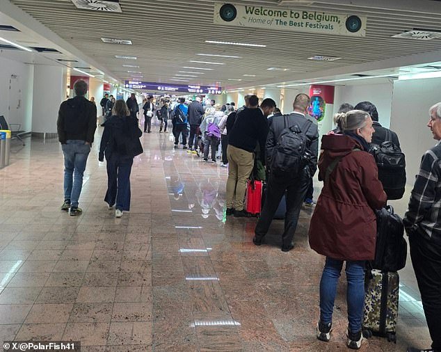 Ira por los nuevos controles fronterizos de la UE que dejaron a los turistas británicos varados en el extranjero debido a colas caóticas que duraron tanto que la gente vomitó y se desmayó.