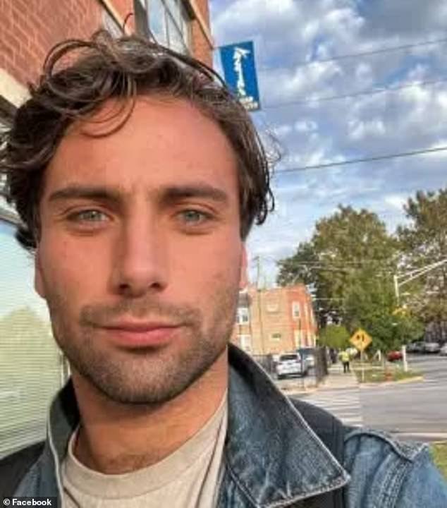 Un padre de Chicago de 25 años que trabajaba como modelo fue asesinado a golpes afuera de un bar semanas antes del nacimiento de su segundo hijo mientras la policía publica fotografías de cuatro sospechosos.