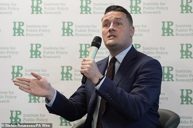 Casi 42 millones de pacientes esperaron demasiado para recibir tratamiento hospitalario, ya que el NHS no cumplió objetivos clave durante una década.