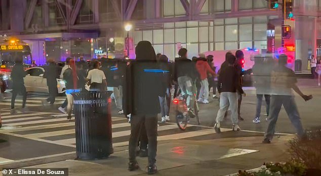 El elegante barrio de Washington, DC está OTRA VEZ siendo invadido por una enorme horda de adolescentes alborotadores mientras un grupo local despierto dice que es racista imponer un toque de queda.