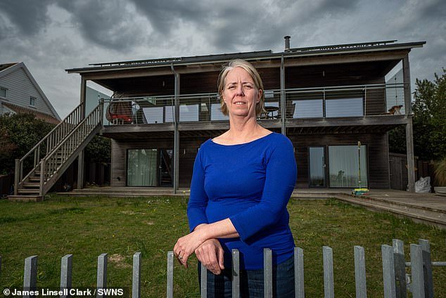 Obligada a demoler la casa de mis sueños en lo alto de un acantilado, a pesar de recaudar £ 250 000 para la conservación marina: la casa de un aldeano caerá a las olas mientras una nueva pared rocosa evita su hogar