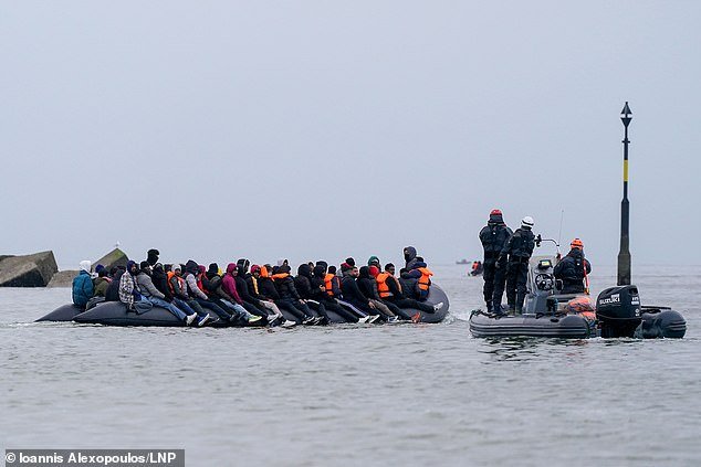 La policía francesa está observando a los inmigrantes que se adentran en el mar para abordar barcos con destino a Gran Bretaña, días después de que cuatro personas murieran durante un intento de cruzar.