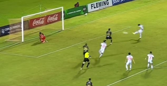 ¿Es este fútbol el peor partido de todos los tiempos? El goleador parece demasiado avergonzado para celebrar tras el extraño gol.