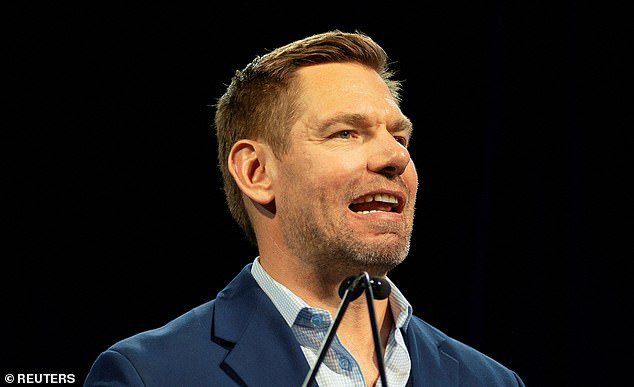 La nueva presunta víctima de Eric Swalwell describe un horrible encuentro en una habitación de hotel mientras más mujeres se presentan: “Él no se detuvo”