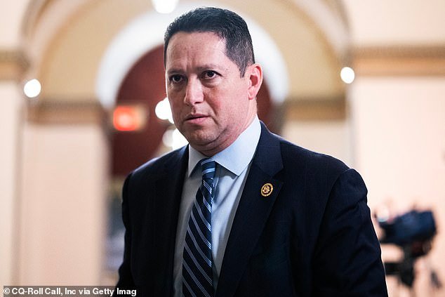 El congresista Tony Gonzales dimite después de que el Daily Mail descubriera una aventura con una empleada que se prendió fuego