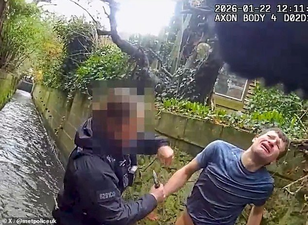 Momento humillante: Héroe, perro policía, persigue al reincidente en el río después de perseguirlo por jardines, antes de bajarse los pantalones y dejarlo expuesto