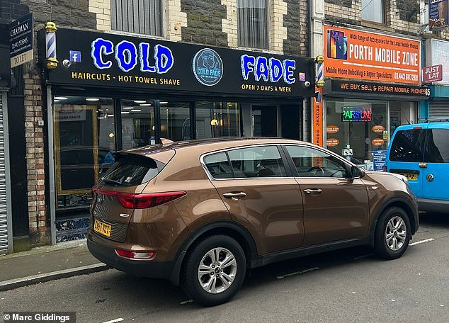 La tranquila ciudad galesa llena de barberías turcas donde los residentes bromean diciendo que nunca hay que hacer cola para un corte de pelo… porque no hay clientes
