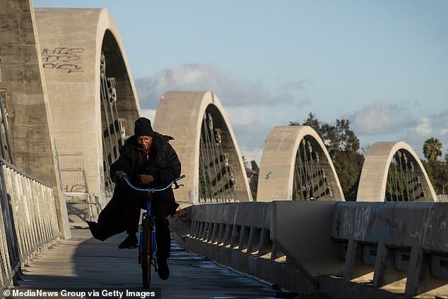 El alcalde de Woke LA hizo estallar el puente de más de 588 millones de dólares que se inauguró hace apenas cuatro años, robando todas las luces y obligando a los lugareños a cruzar en completa oscuridad.