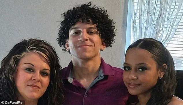 Una madre, de 37 años, se suicida junto con sus dos hijos adolescentes y un amigo de la familia después de que su coche se saliera de la carretera “a gran velocidad”.