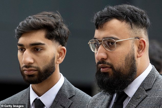 Dos hermanos utilizaron un “alto nivel de violencia” cuando atacaron a un policía armado en una pelea en el aeropuerto de Manchester, según escuchó un tribunal