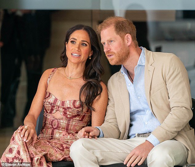La llegada extremadamente discreta de Harry y Meghan Markle a Australia mientras los Sussex se despojan de sus galas reales para un vuelo comercial “cotidiano”