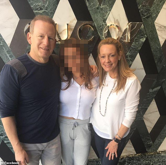 El heredero de las especias, amante de Gucci, que vive en una mansión de 2 millones de dólares, está destruyendo el buen nombre de generaciones de la familia con nefastas travesuras en su fábrica de mostaza.