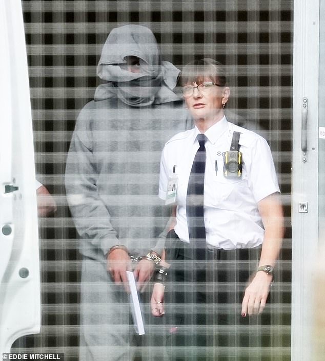 Un solicitante de asilo acusado de violar en grupo a una mujer en la playa de Brighton dice al tribunal que fue amenazado por agentes de policía “que se presentaron en su celda en medio de la noche”