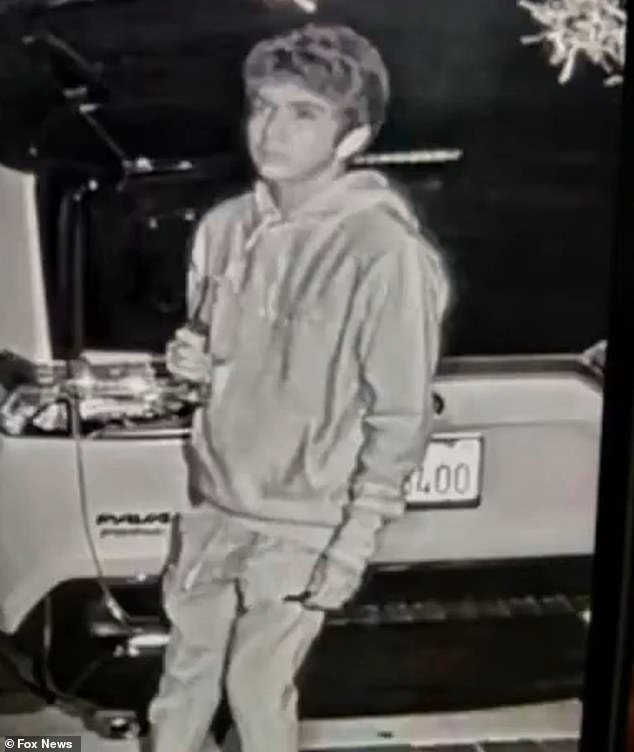 El FBI está realizando una redada en la casa del presunto pirómano con cara de bebé de 20 años acusado de intentar prender fuego a la mansión del jefe de OpenAI, Sam Altman, en San Francisco.