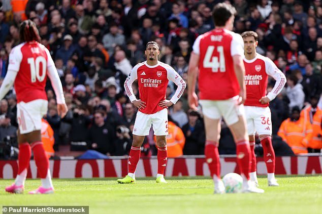 Roy Keane advierte al Arsenal “nervioso” que necesitan “actuar juntos” o “perderse” el título de la Premier League, mientras que Jamie Carragher dice que el nuevo fichaje de los Gunners está “realmente luchando”