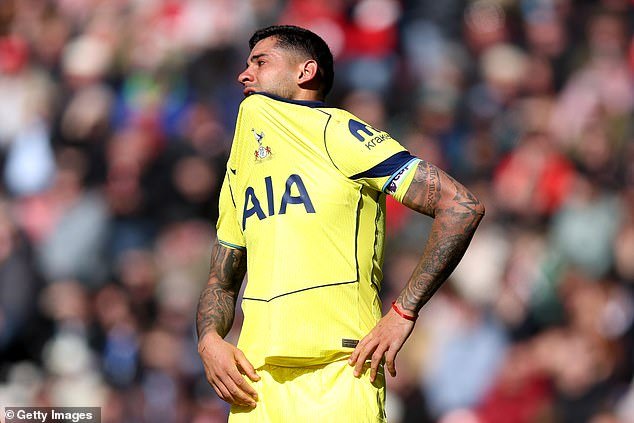 Demasiado imprudente, demasiado inquieto y demasiado rebelde… pero eso es lo que REALMENTE piensan de él los compañeros de Cristian Romero en el Tottenham después de su devastadora lesión que puso fin a su temporada, escribe MATT BARLOW