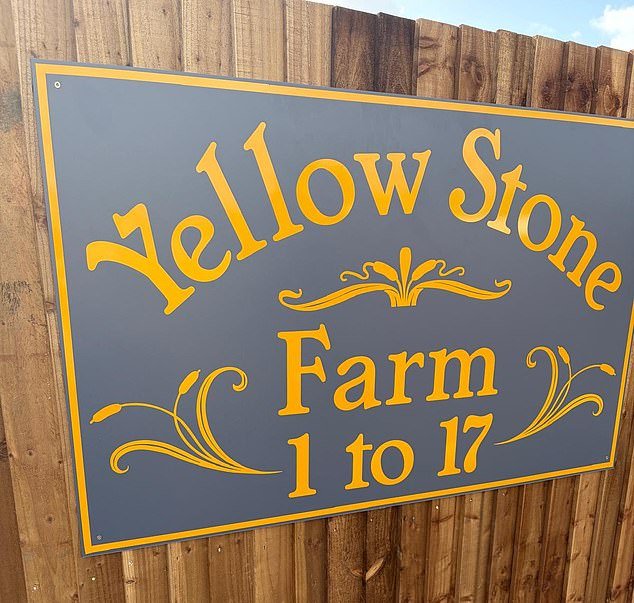 ¡Siéntete como en casa ya! Los viajeros revelan un cartel para una nueva granja después de la “apropiación de tierras” en Surrey mientras más caravanas se instalan en un sitio “ilegal”