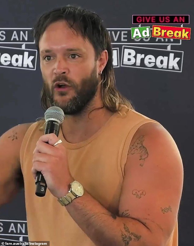 La primera estrella bisexual de la AFL está siendo criticada por atacar la tradición centenaria de beber una cerveza después de una victoria.