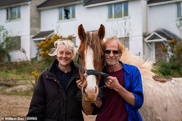 Dos okupas se mudan a la “propiedad fantasma” con sus ponis y rottweilers para “brindar seguridad”… y los residentes quieren que se vayan.