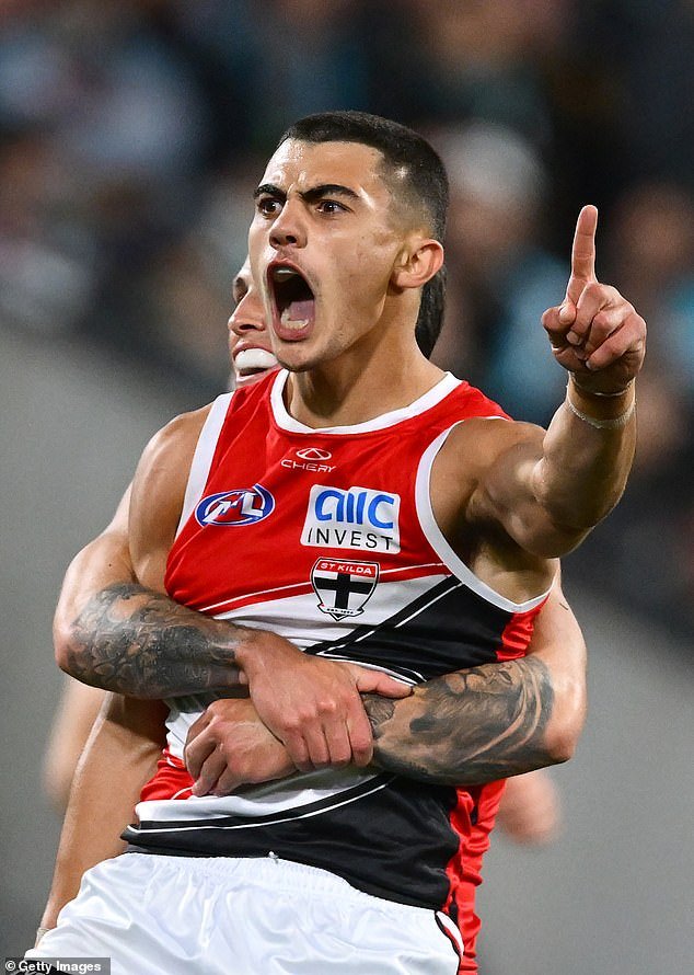 Sea testigo del momento en que miles de fanáticos de la AFL corearon “vete a la mierda” en un incidente que fue transmitido en vivo por televisión.