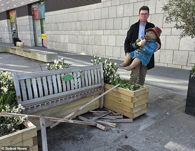 Otra estatua icónica del oso Paddington ha sufrido graves daños… y ahora busca un nuevo hogar