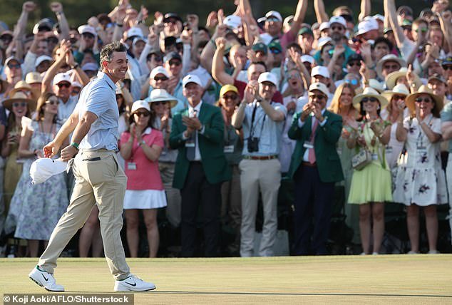 ¿Puedes detectar el elemento MUY obvio que falta en esta foto del torneo de golf más prestigioso?