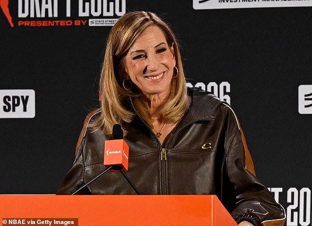 La comisionada de la WNBA, Cathy Engelbert, provoca reacciones violentas con una respuesta abrupta a las preguntas sobre su futuro: “¿Le pedirías eso a un hombre?”