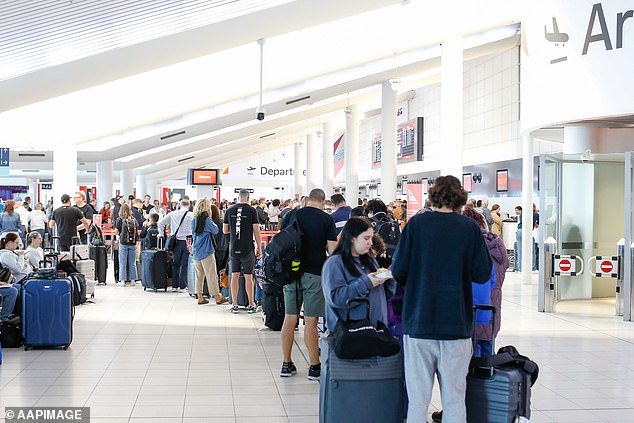 Un pasajero de 52 años es acusado de violar a una mujer sentada a su lado en un vuelo internacional