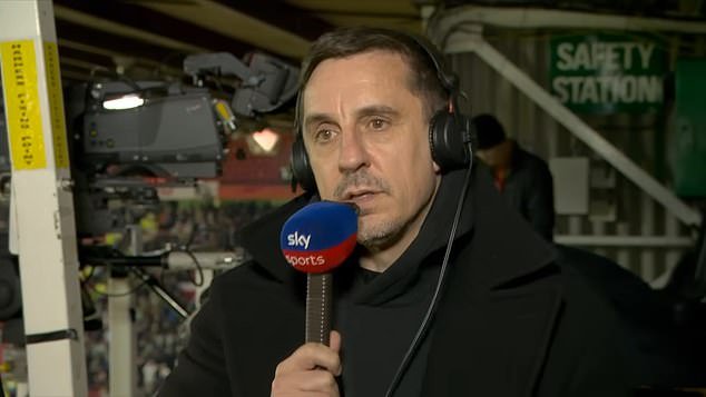 Gary Neville nombra a un mediocampista de la Premier League MUY diferente al ‘sesgado’ Jamie Carragher