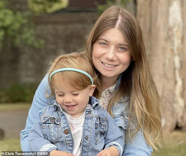 La madre ‘héroe’ empuja el cochecito fuera del camino para salvar al niño, la familia revela que el camionero cuya carga suelta la golpeó irá a la cárcel