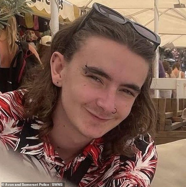 En la foto: estudiante universitario, de 21 años, encontrado muerto a puñaladas en el jardín, mientras que su compañero de cuarto, de 23 años, es acusado de asesinato.