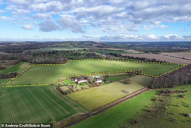 Los planes de ampliación del club de golf están estancados después de que los aldeanos temieran que las obras enviaran más de 42.000 camiones por la estrecha calle.
