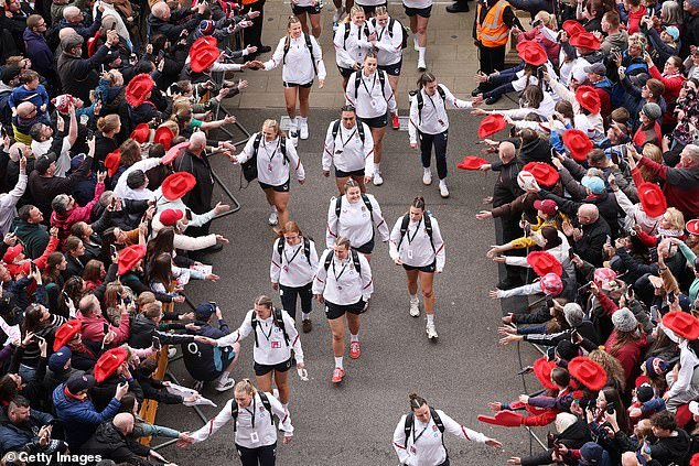Cómo los tifos, las visitas a pubs y Jonathan Ross están ayudando a la victoriosa selección femenina de rugby de Inglaterra a llenar estadios, atraer nuevos fanáticos y convertirse en estrellas de portada… y lo que el equipo masculino podría aprender
