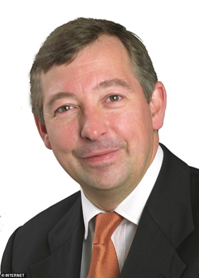 ¡FMH para ahorrar combustible! Los sindicatos deberían alentar a los trabajadores a quedarse en casa en medio de la inminente escasez de combustible, dice el exjefe de BP, mientras los precios promedio del diésel y la gasolina dejan de aumentar por primera vez en más de 40 días.