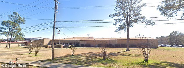 Entrenador de atletismo de secundaria suspendido por funcionarios luego de enfrentamiento viral por presuntos mensajes a menores