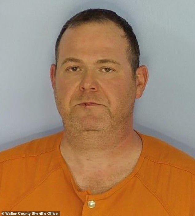 Médico de Florida acusado de homicidio involuntario después de afirmar que mató a un paciente al extirpar el órgano equivocado durante una cirugía.