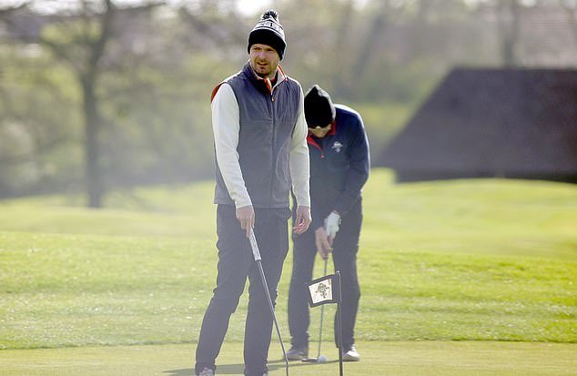 En la foto por primera vez: el futbolista caído en desgracia Adam Johnson y su compañera Stacey Flounders parecen casi irreconocibles cuando son descubiertos después de haber sido transformados en “padres típicos de los suburbios”, mientras revelamos una nueva vida.
