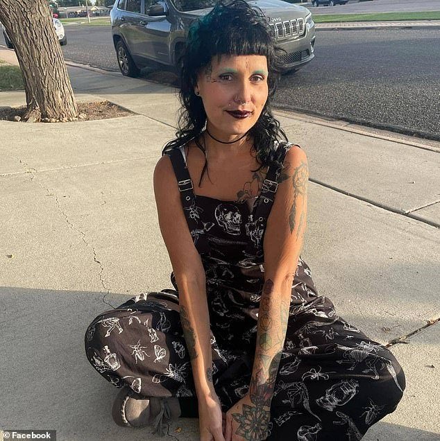 Las últimas palabras de un niño de 14 años antes de dispararle a su madre gótica porque ella lo llamó con la palabra R, dicen los fiscales