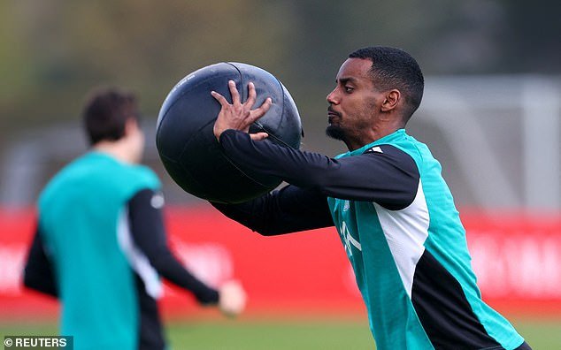 Alexander Isak dio el sorprendente START por primera vez desde diciembre cuando Arne Slot contrató a un hombre de £ 125 millones para impulsar los esfuerzos del Liverpool en una famosa remontada contra el PSG.