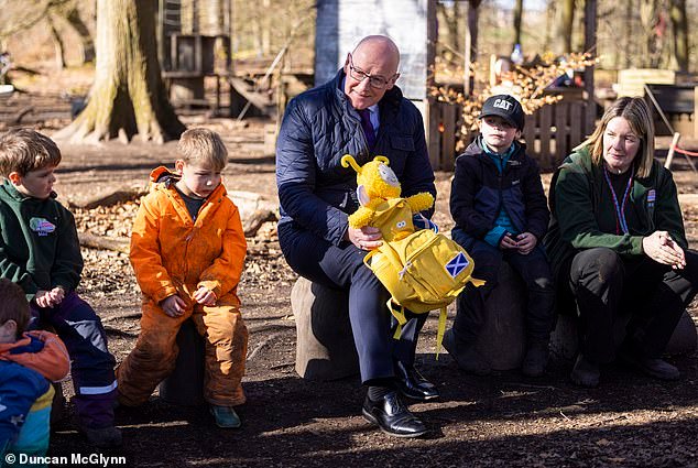 EUAN McCOLM: ¿Una bolsa gratis para cada niño? Tal vez puedan usarlo para llevar las computadoras portátiles gratuitas prometidas para 2021…