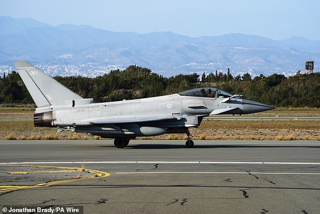 Aviones de combate británicos “expulsados después de que un bombardero ruso se acercara al espacio aéreo británico”