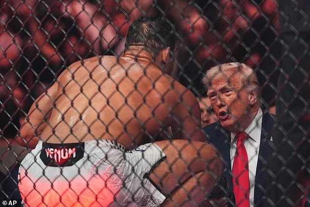 Hay imágenes de Donald Trump hablando maravillas de un “hermoso” luchador masculino de UFC durante un evento en Miami.