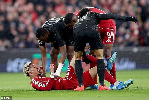 La lesión de Hugo Ekitike es “grave”, afirma su compañero del Liverpool, Ibrahima Konate, mientras que Arne Slot lamenta un golpe “particularmente duro” para el jugador clave, ya que los sueños de la Copa del Mundo están en duda